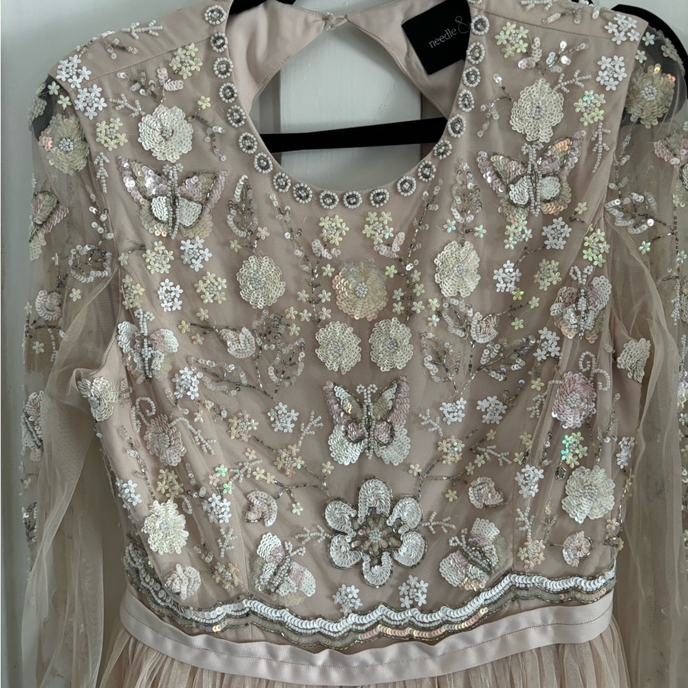 Needle and thread gown - Picture 2 of 6